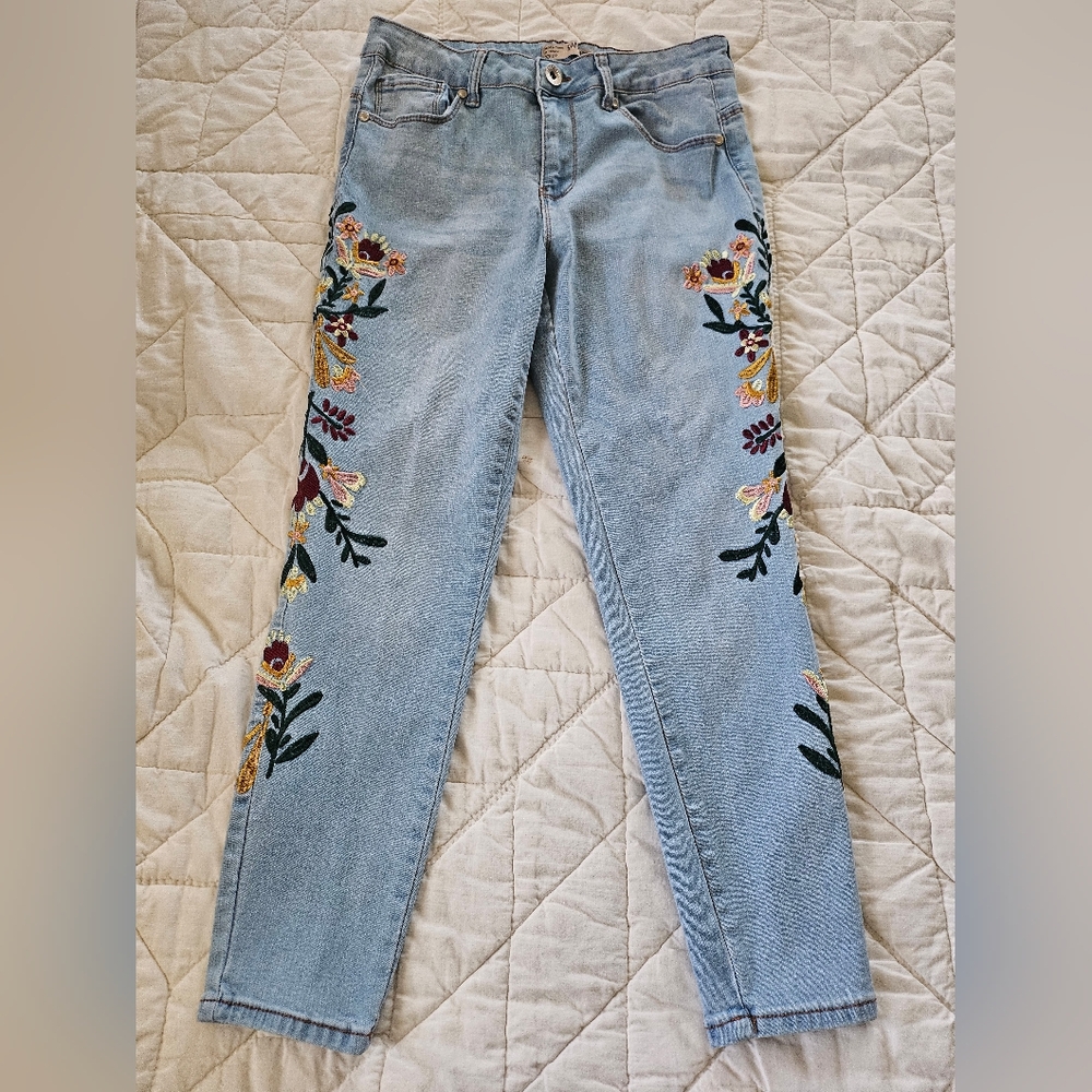 Sandpiper-Sky Blue Wash w/ Floral Embroidered Jeans- Size 8P